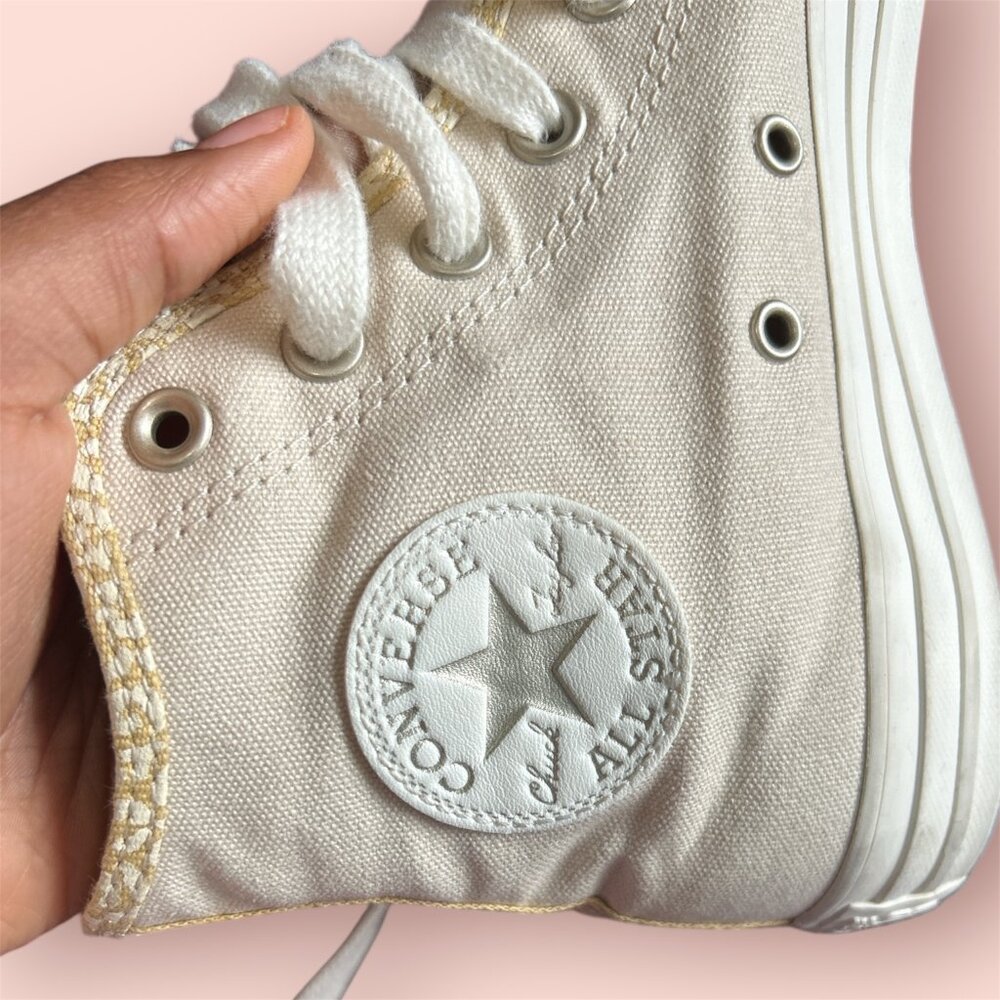 Woman's converse chuck taylor high tops